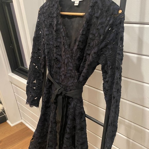 DVF Navy Lace Wrap Dress - sz 4 - Picture 2 of 3